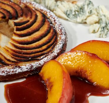 Apple pie with caramel roasted peaches and Roquefort cheese