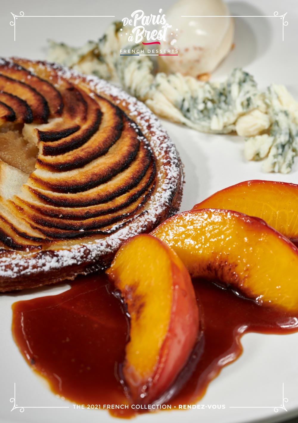 Tarte aux pommes accompagnées de pêches rôties au caramel et onglet de roquefort